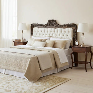 Cabeceira Cama de Casal/Queen/King Entalhada Luis XV com Capitonê e Tachas Verniz Envelhecido com Linho