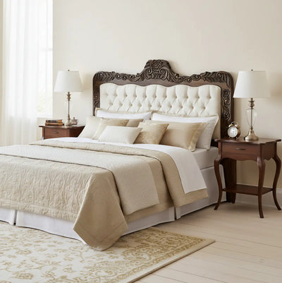Cabeceira Cama de Casal/Queen/King Entalhada Luis XV com Capitonê e Tachas Verniz Envelhecido com Linho